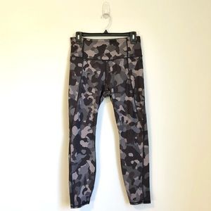 Athleta Lightning High-Rise Black Camo 7/8 Tight w/ Pockets - Size M